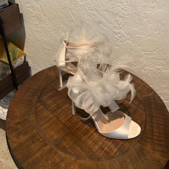 Nina white heels. Like new condition - Picture 6 of 9